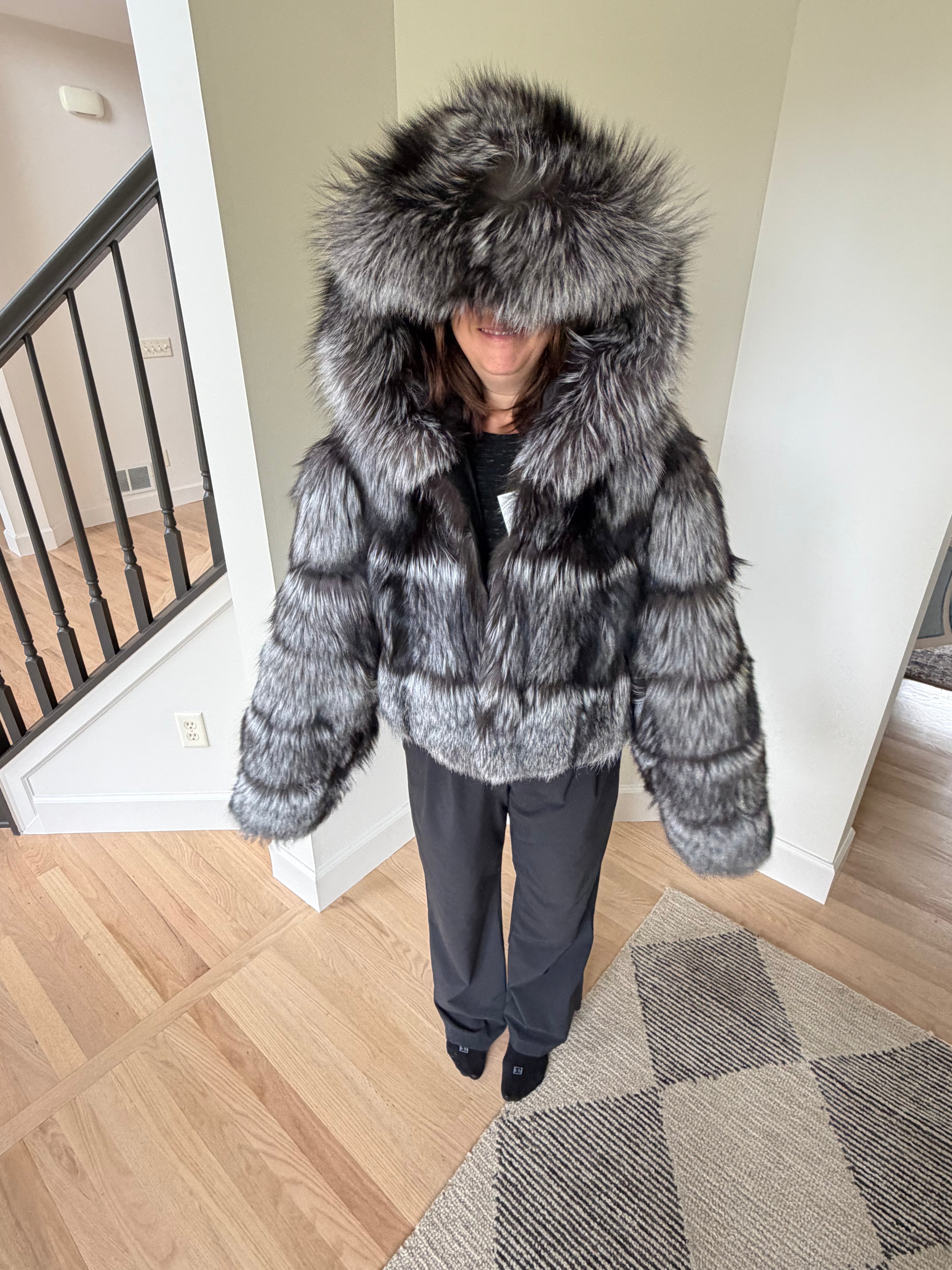 Silver Fox Fur Cropped Jacket Hooded 3-in-1 Convertible Vest Sleeves Removable Luxury Coat
Size Medium.