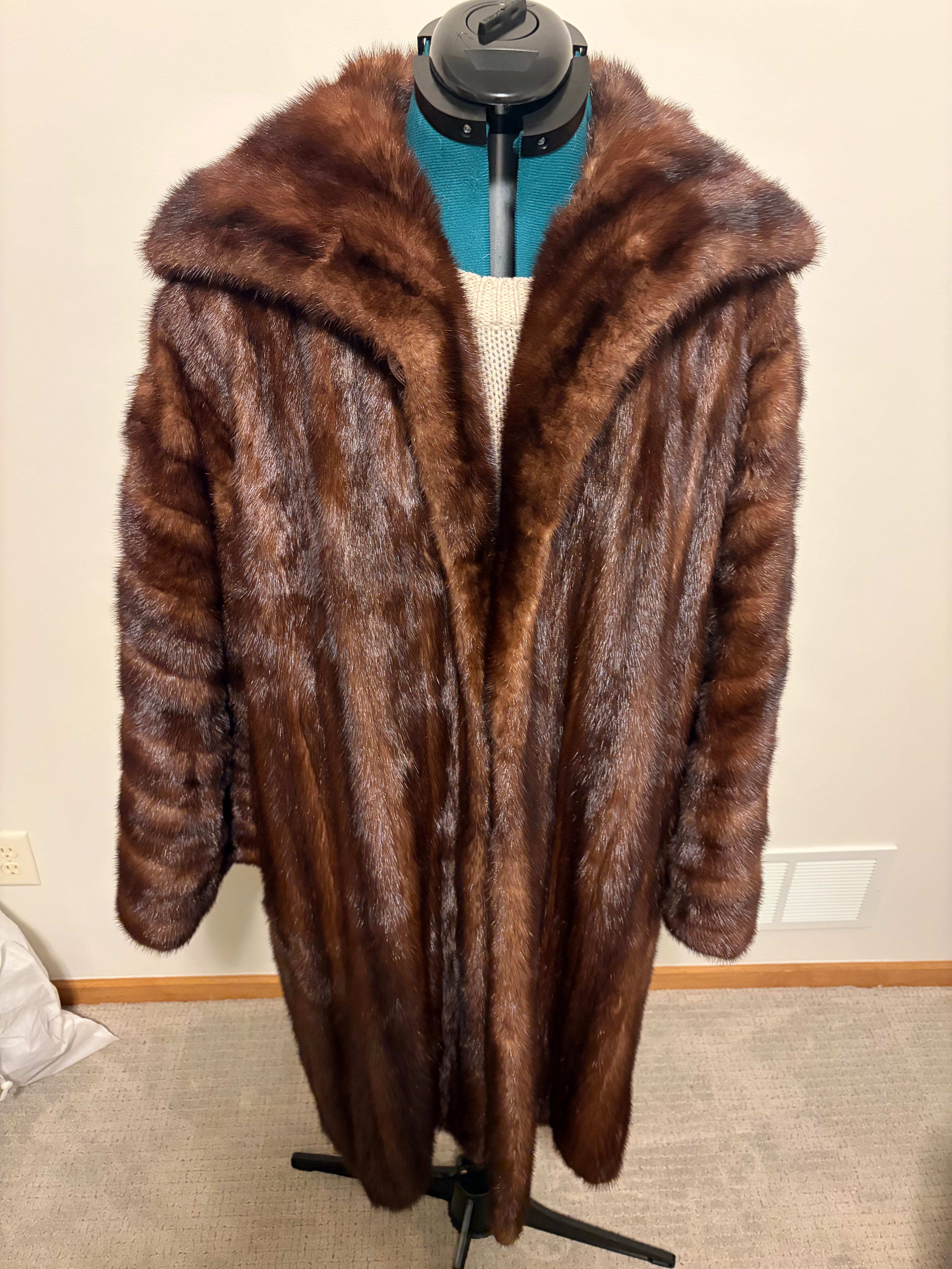Vintage Dark Brown Mink Fur Swing Coat – XXL – 84” Sweep – Horizontal Sleeve Detail