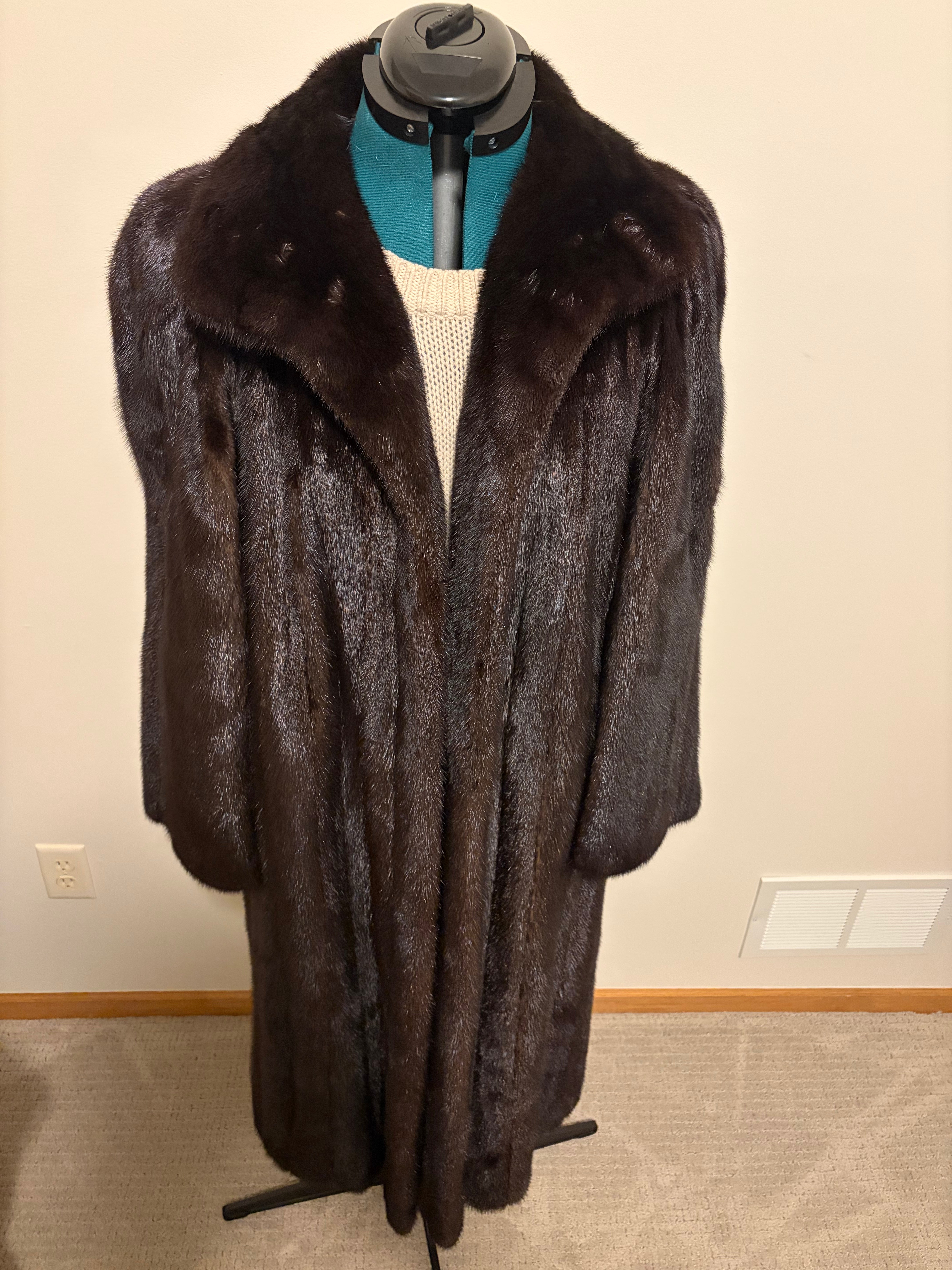 Luxurious Dark Brown Mink Full-Length Coat – Exceptional Warmth Size Medium