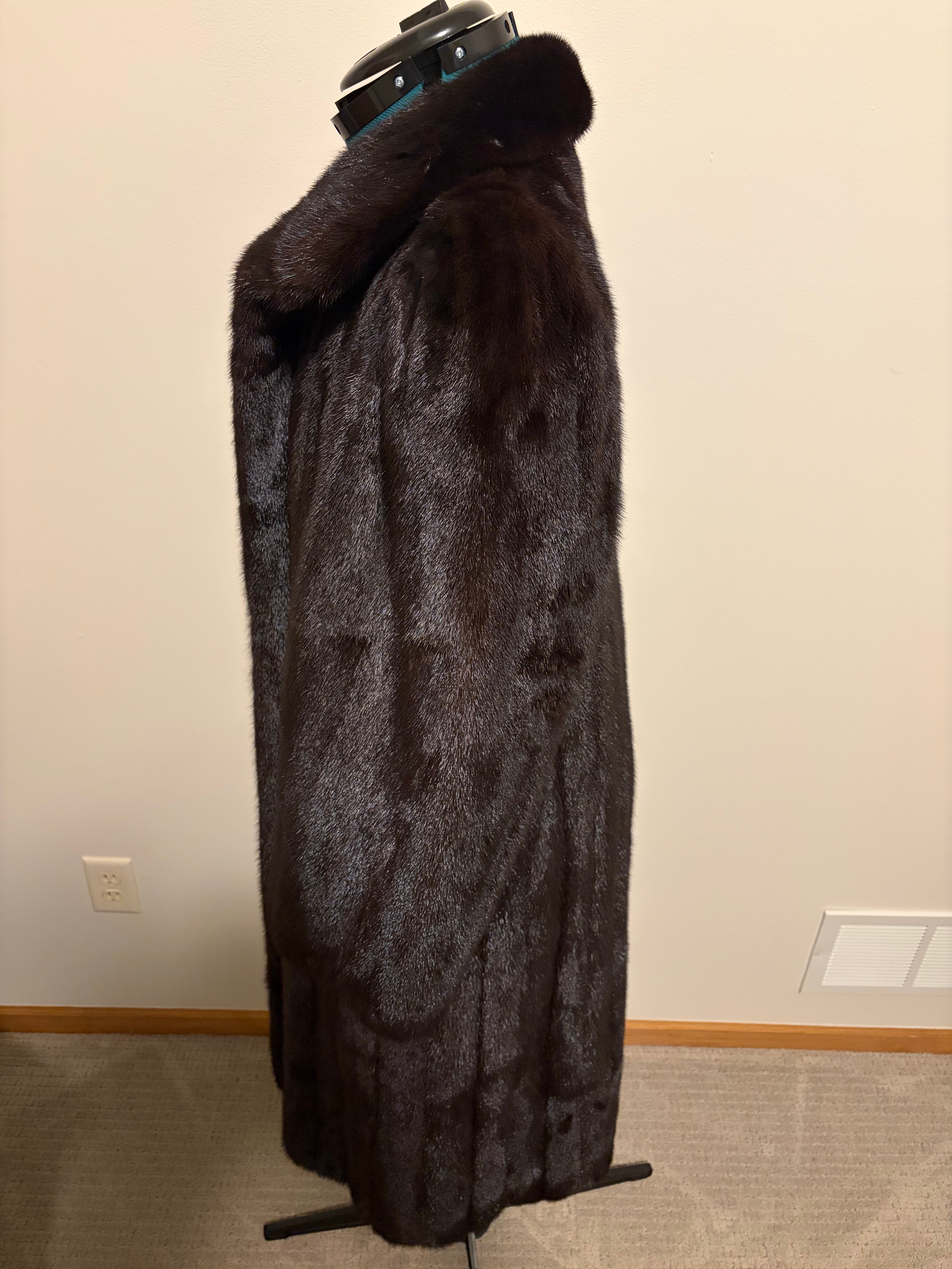 Luxurious Dark Brown Mink Full-Length Coat – Exceptional Warmth Size Medium